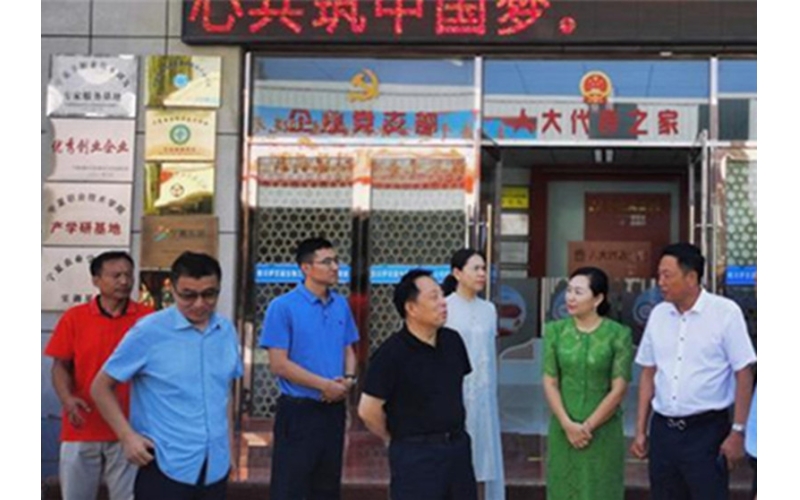 銀川市委常委、紀委書記、監(jiān)委主任劉智峰一行赴銀川伊百盛面對面問需求，實打?qū)嵔怆y題